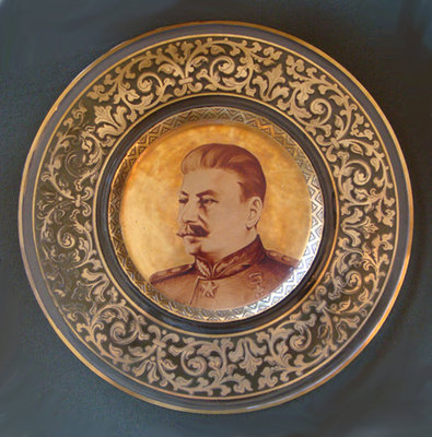 Портрет Сталина на стеклянной тарелке.jpg