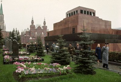У могилы И.В.Сталина (пока без памятника), 1964.jpg
