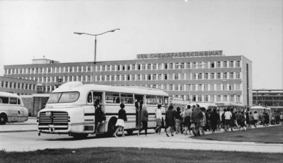 Bundesarchiv_Bild_183-G0830-0006-001,_Chemiefaserwerk_Guben,_Schichtwechsel.jpg