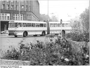 300px-Bundesarchiv_Bild_183-J0904-0202-001,_Berlin,_Gelenkbus_Ikarus_180.jpg