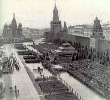 9д. Парад на Красной площади перед Мавзолеем .jpg
